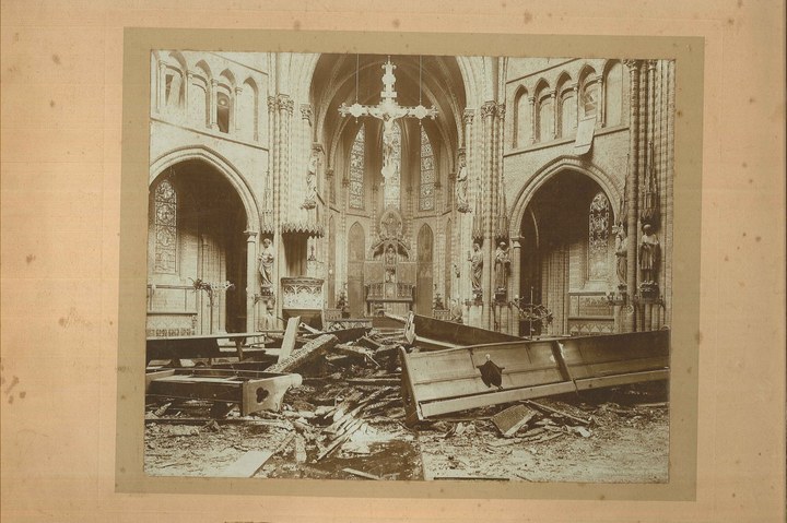 Foto van het verwoeste interieur van de Vondelkerk te Amsterdam na de brand in 1904.