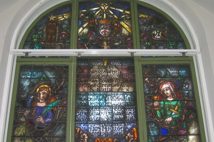 Gedenkvenster, glas-in-lood raam, voor het woonhuis van ir. Jos Cuypers uit 1931