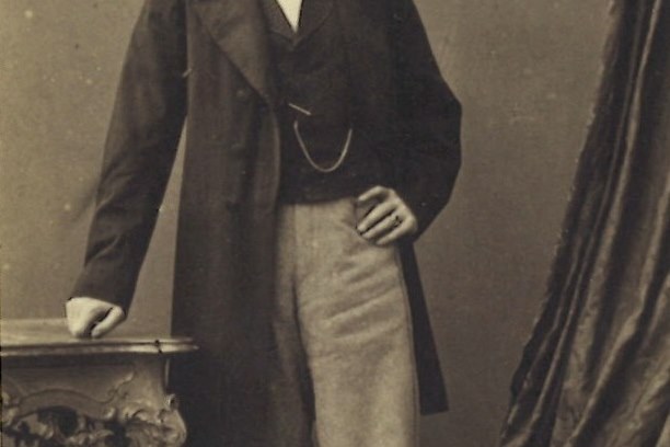 Portretfoto (carte-de-visite) van de architect Heinrich Freiherr von Ferstel