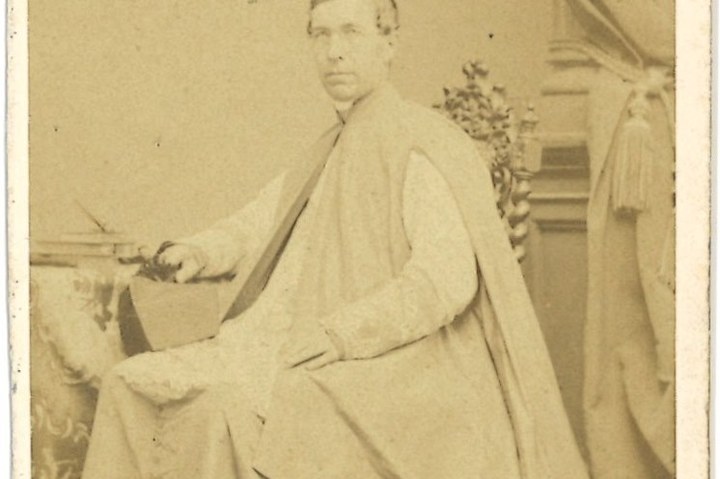 Portretfoto (carte-de-visite) van geestelijke