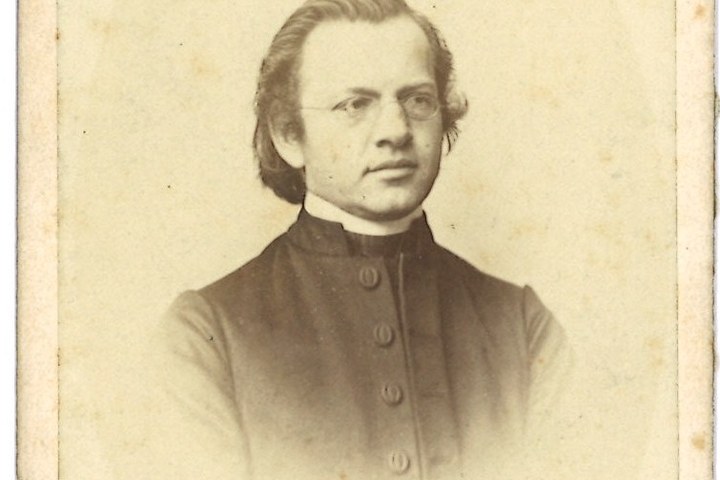 Verzameling van 51 Portretfoto's (carte-de-visite) van geestelijken: Onbekende priester.