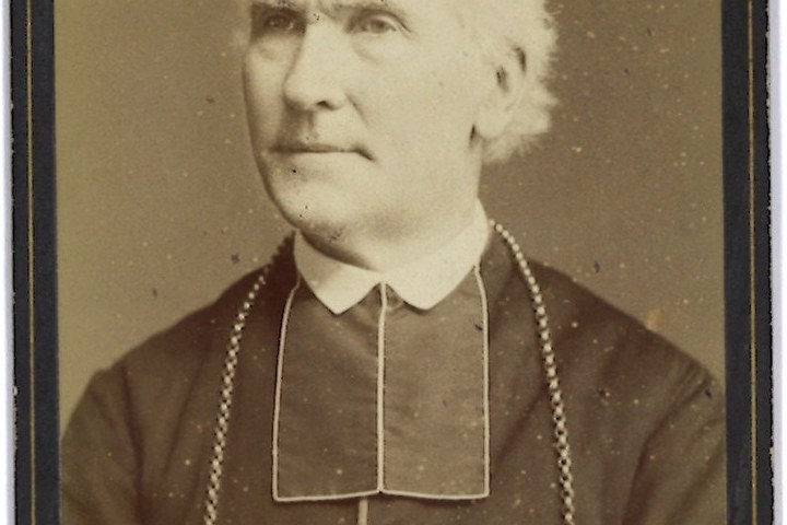 Portretfoto (carte-de-visite) van Bisschop Boermans gemaakt in fotostudio Adolf Lasinsky te Roermond.