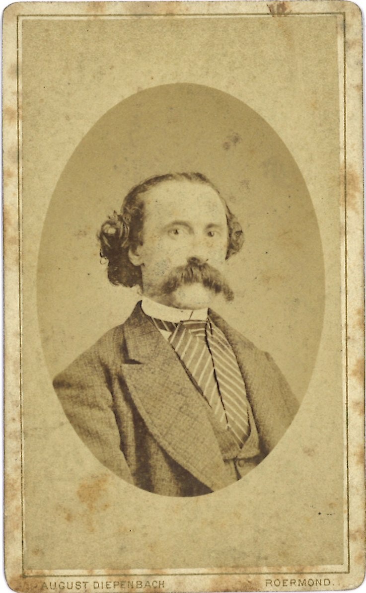 Portretfoto (carte-de-visite) van de heer Schattenberg gemaakt in fotostudio August Diepenbach te Roermond