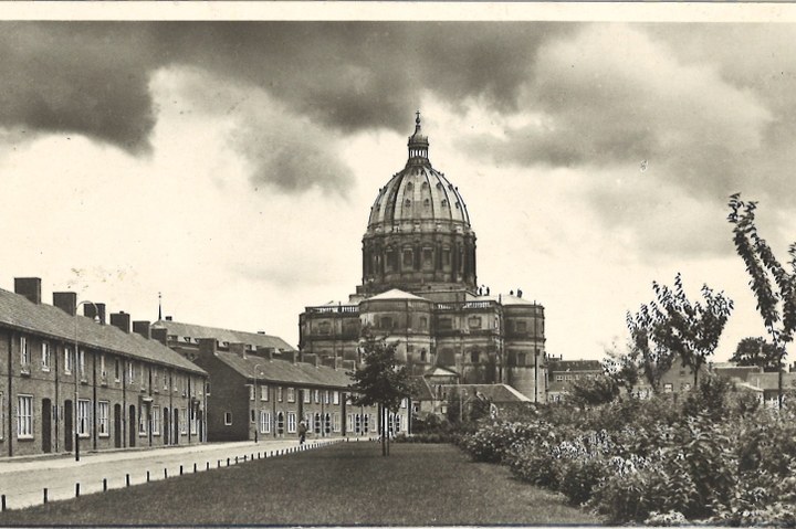 Ansichtkaart met foto van de basiliek te Oudenbosch