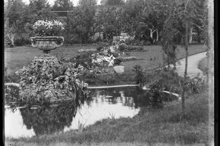 Glasnegatief van foto van twee kinderen in een tuin