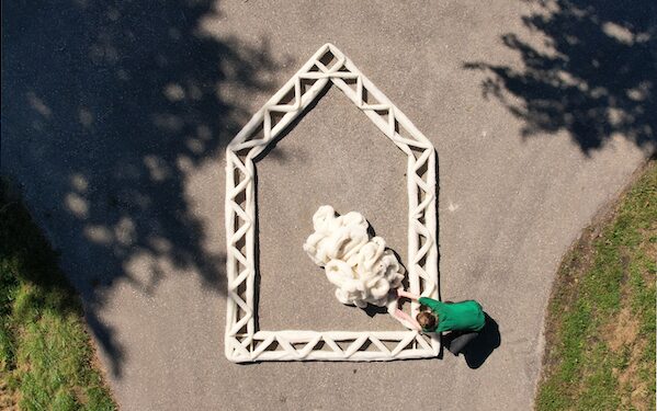 Foto waar een huis word vormgegeven met wol