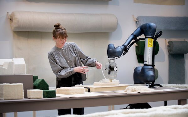 Foto van Christien Meindertsma die aan het werk is