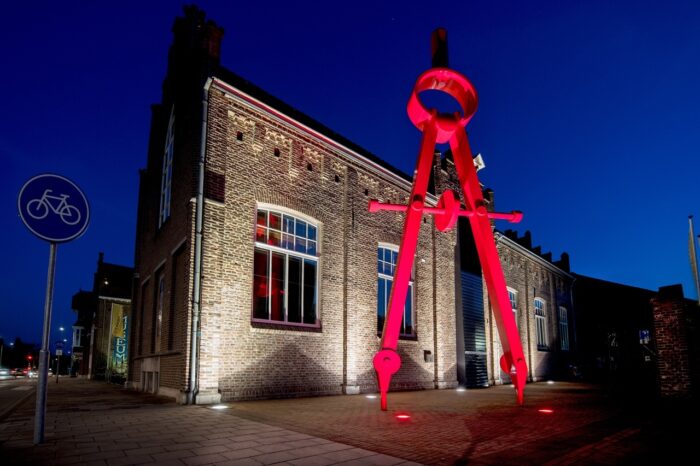 Foto van de buitenkant van het Cuypershuis in de avond