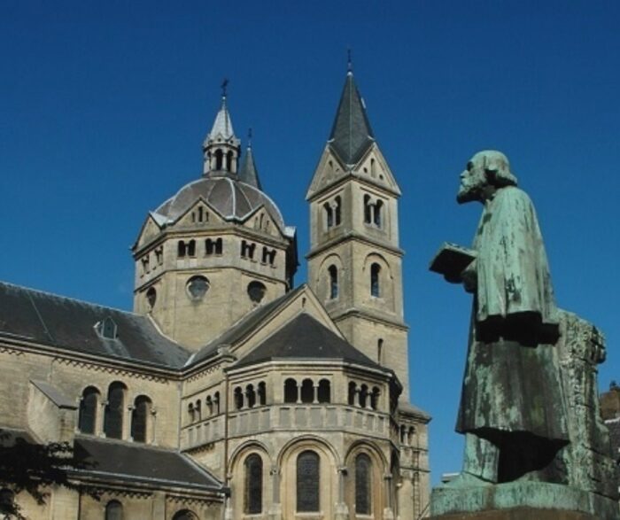 Beeld van kerk en beeld van Roermond