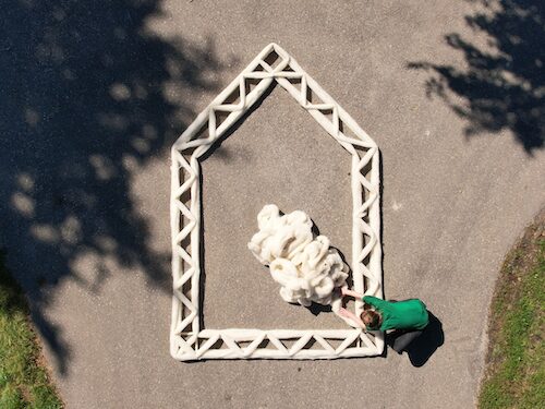 Foto waar een huis word vormgegeven met wol