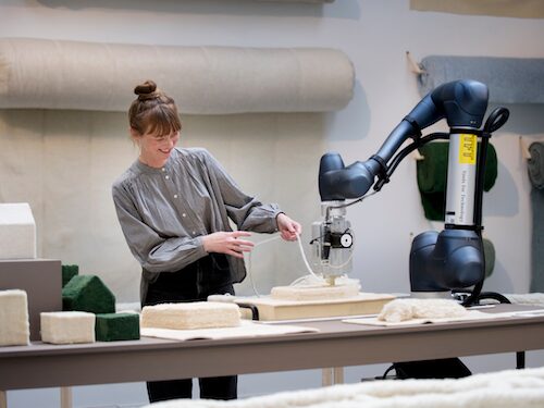 Foto van Christien Meindertsma die aan het werk is