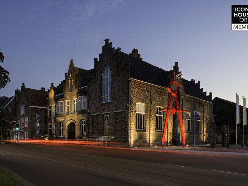 Foto van het Cuypershuis in de avond