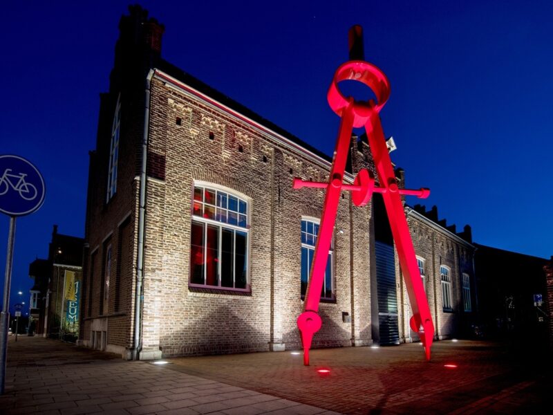 Foto van de buitenkant van het Cuypershuis in de avond