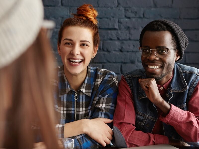 Foto van 2 lachende mensen