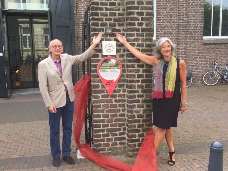 Plaquette "Iconic Houses Network" wordt onthuld door wethouder Ferdinand Pleyte, samen met Natascha Drabbe, directeur van het Iconic Houses Network.